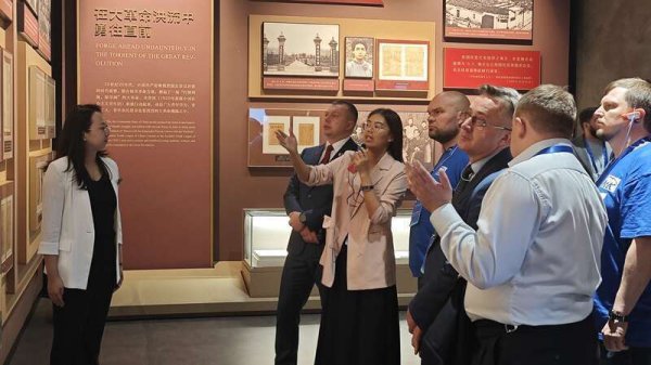 牛博士 感受历史：俄罗斯青年组织代表团走进中国青年运动历史展览馆